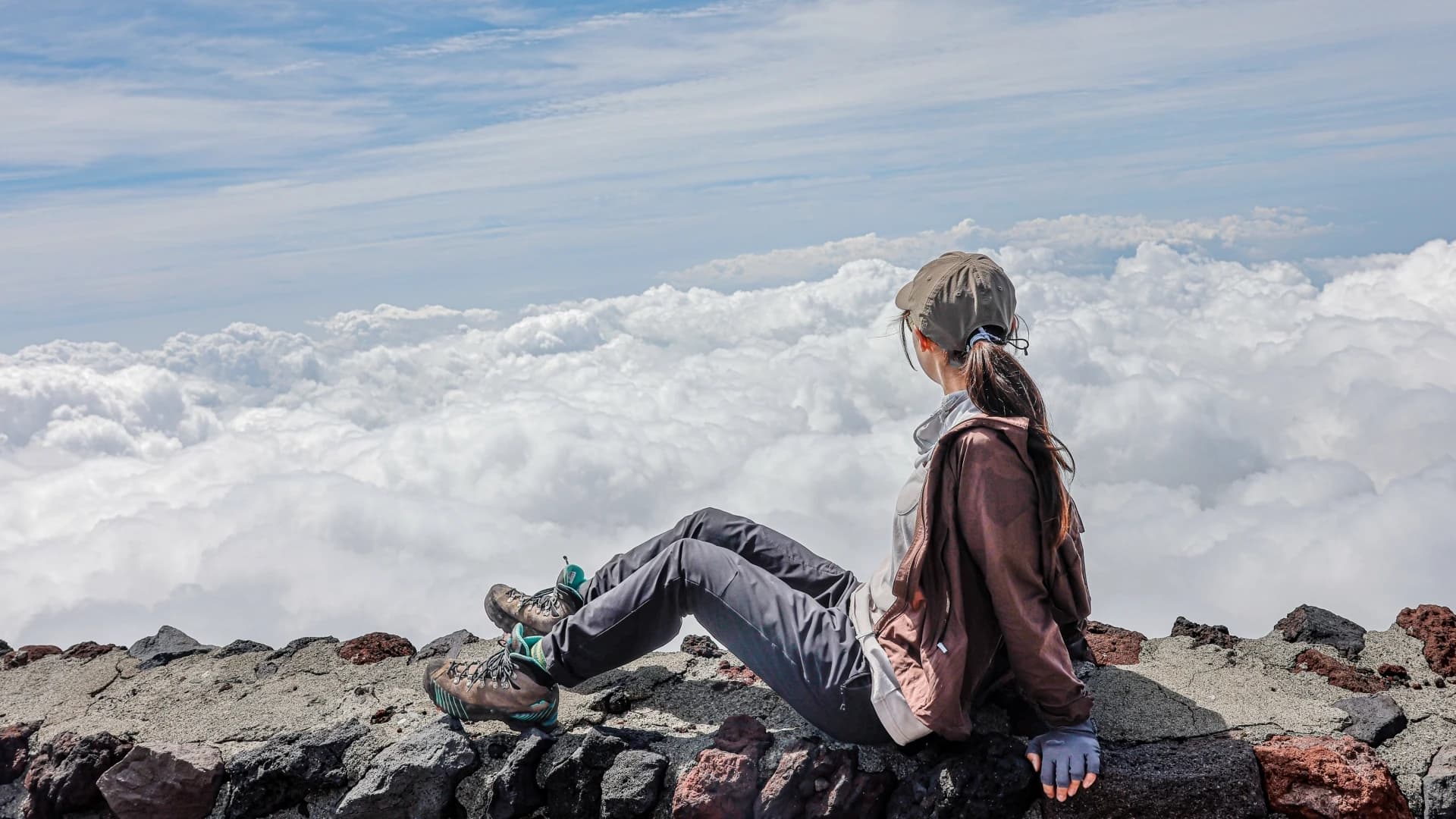 Ultimate Mount Fuji Climbing Guide (Route Comparison, Essential Gear, Reservations & Altitude Sickness Tips)